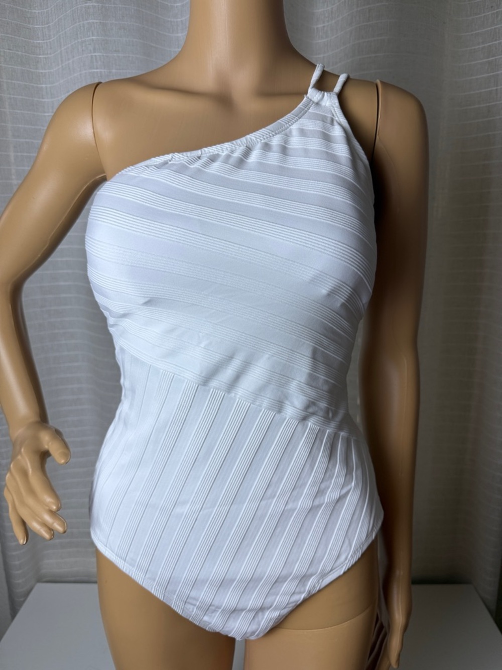 LA BLANCA Elegant White One-Piece Swimsuit, Size 12